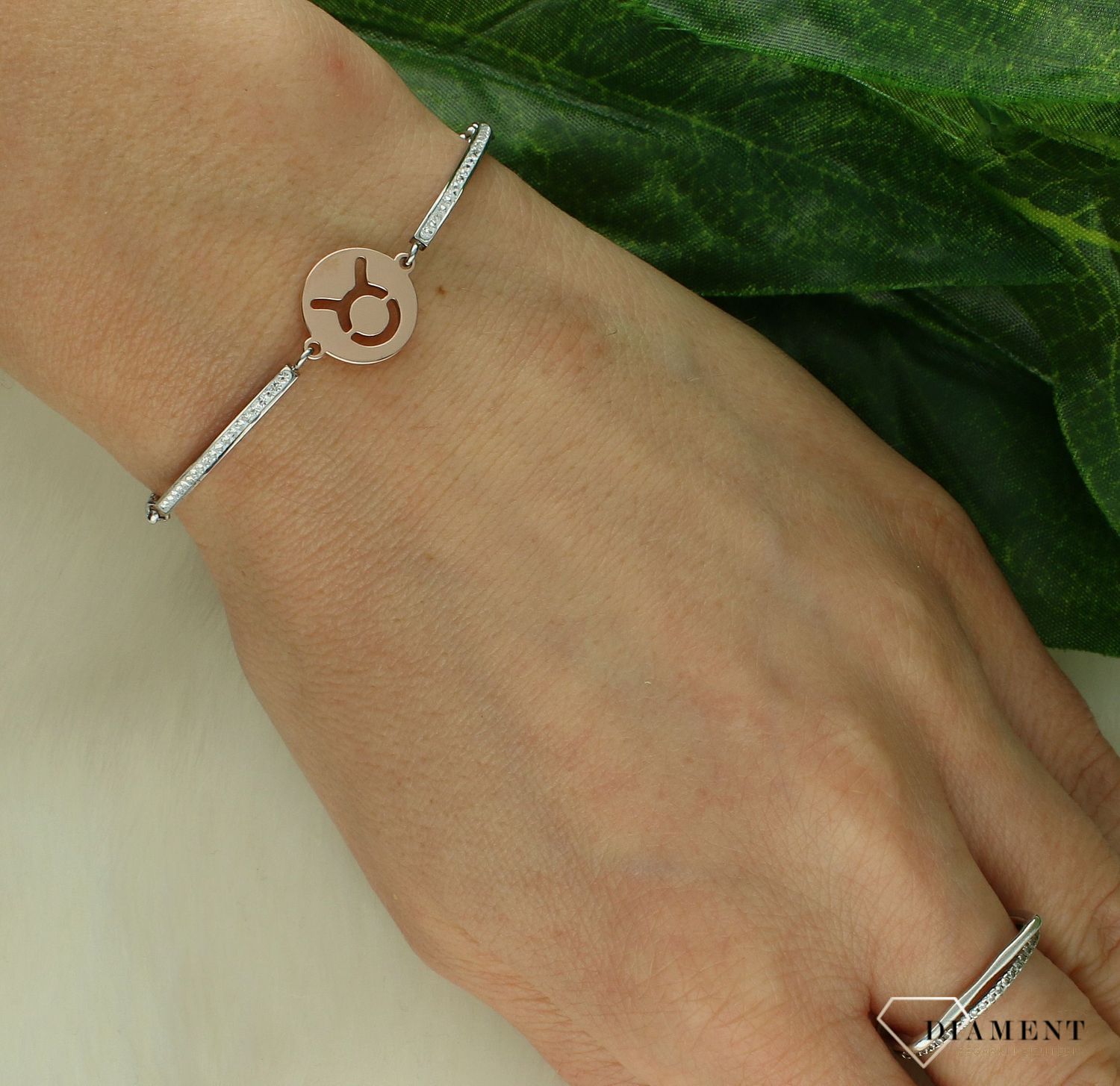 Bransoletka damska znak zodiaku Byk Nomination Italy Milleluci rosegold 028014 002. Wykonana ze stali szlachetnej, zdobiona mieniącymi się, błyszczącymi cyrkoniami pave oraz zawieszką ze znakiem zodiaku BYK w kolorze różowego złota.jpg